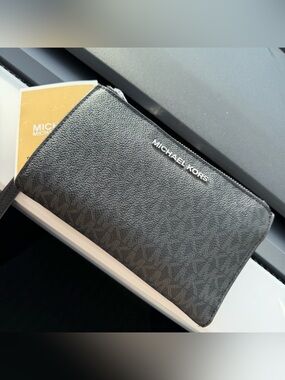 Michael Kors Jet Set Logo Smartphone Wallet